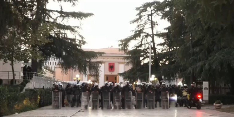 Protesta e dhunshme, Policia rrethon Parlamentin me forca të shtuara!
