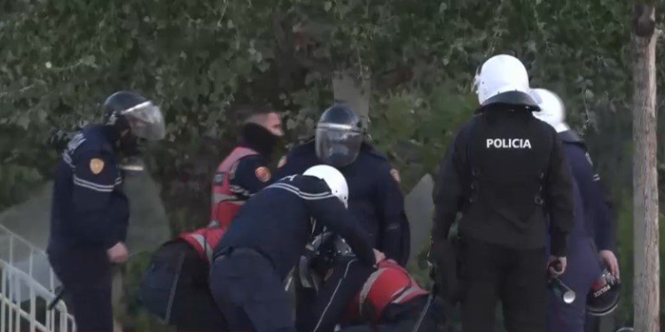 Dita e katërt e protestës, Policia shpërndan turmën me ujë dhe gaz lotsjellës, i largon nga bulevardi te Kryeministria dhe nis shoqërimet! (FOTO)