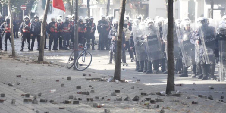 Rriten tensionet, Policia tenton t’i shpërndajë me gaz dhe topa uji, protestuesit i sulmojnë me gurë e sende të forta! Një i arrestuar (FOTO)