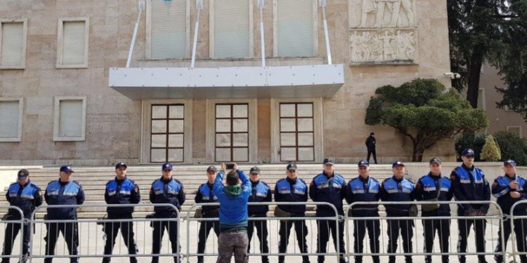 Protesta e PD në Tiranë, Policia blindon Kryeministrinë! Mbi 2 mijë efektivë në terren, dronë dhe agjentë civilë për monitorimin e akteve të dhunës