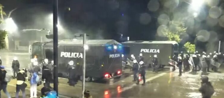 Analisti nxjerr prapaskenat nga protesta: Në shesh nuk dalin njerëzit e lirisë, por grupe të dhunshme dhe të paguara