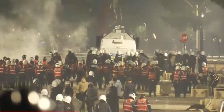 VIDEO/ Tirana nëntë orë në kaos dhe arenë lufte, i vihet zjarri institucioneve, bankave dhe bizneseve! Xhama të thyer, shkatërrime dhe dëme