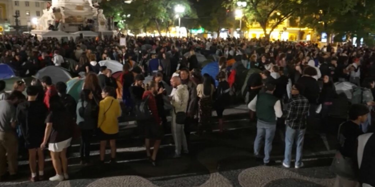 Përleshje mes Policisë dhe protestuesve në Portugali. Forcat e Rendit heqin tendat, 55 të arrestuar