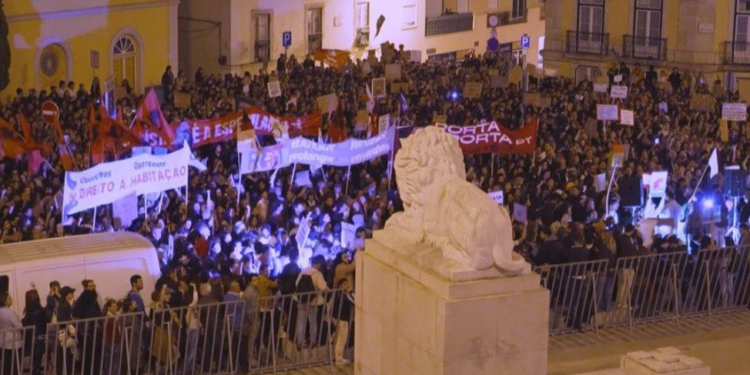 Rritja e çmimit të banesave dhe qirave, mijëra qytetarë protestojnë para Parlamentit në Portugali!