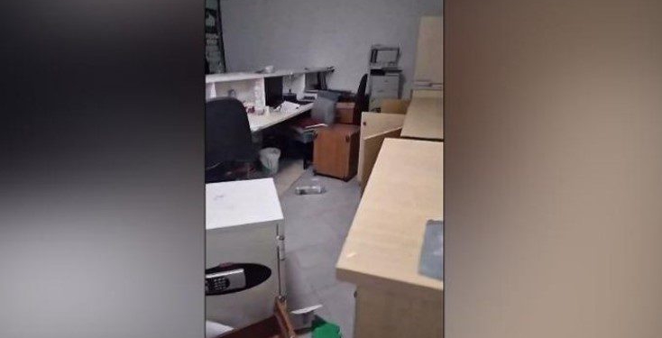 Protesta e dhunshme, dëmtohet edhe një filial i Postës Shqiptare, shkatërrime kudo