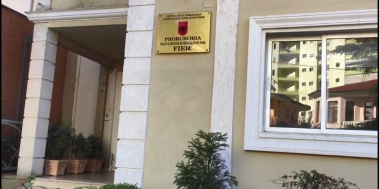 Falsifikoi dokumente noteriale në mënyrë të përsëritur për një dekadë, Prokuroria e Fierit çon në gjyq noteren e pandehur!
