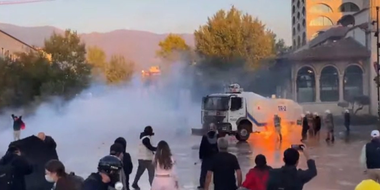 Protestuesit hedhin molotovë, përfshihet nga flakët një efektiv policie, detajet e para