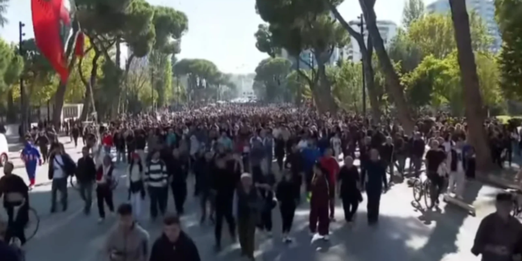 Protestuesit largohen nga Kryeministria, nisin marshim drejt bllokut të ministrive