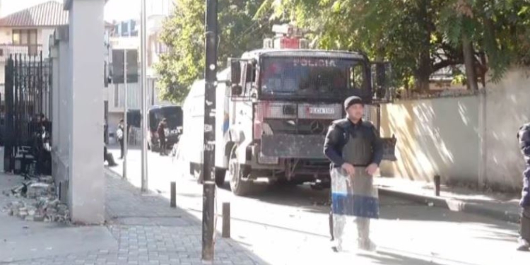 Protesta/ Situatë e qetë para Ministrisë së Arsimit, pak policë në“Rrugën e Durrësit”