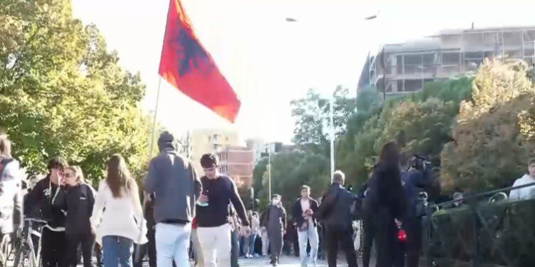 Dita e 16-të e protestës, pas marshimit nëpër Tiranë studentët rikthehen te Ministria e Arsimit!