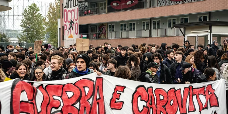 Grevë e përgjithshme dhe protesta në mbarë Italinë, studentët bllokojnë shkollat, në Genova digjen goma