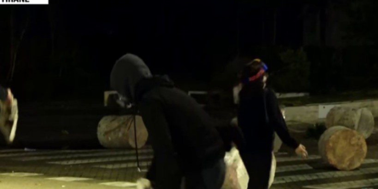 Disa hedhin gurë, kapsolla e sende të forta, të tjerët kërcejnë dhe këndojnë! Bulevardi me ‘dy fytyra’ i rinisë, ja situata e protestës para Kryeministrisë