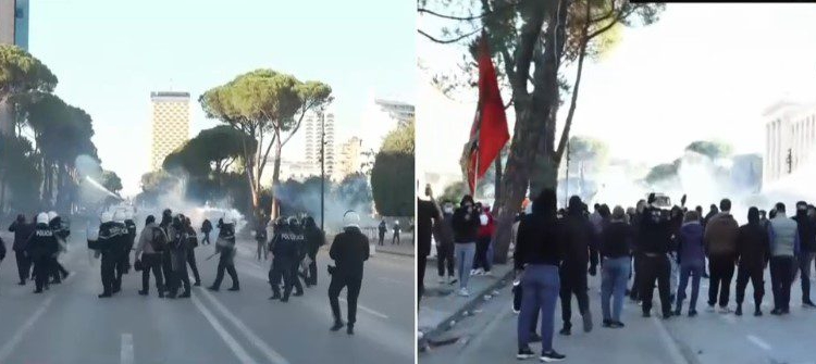 Protestuesit sulmojnë për të shkatërruar Kryesinë e Kuvendit, Policia u përgjigjet me gaz lotsjellës dhe ujë!