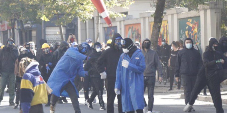Gjykata i liron pas arrestimit për dhunë, shumica e të rinjve rikthehet përsëri në rrugë për protestë!