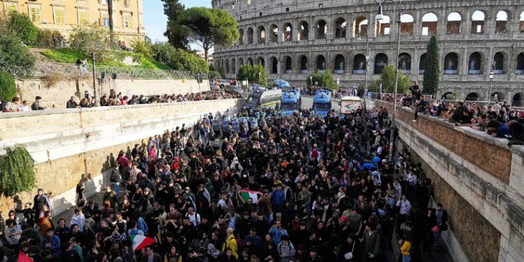 Protestat në Itali, përplasje me policinë dhe 8 të arrestuar në Romë!
