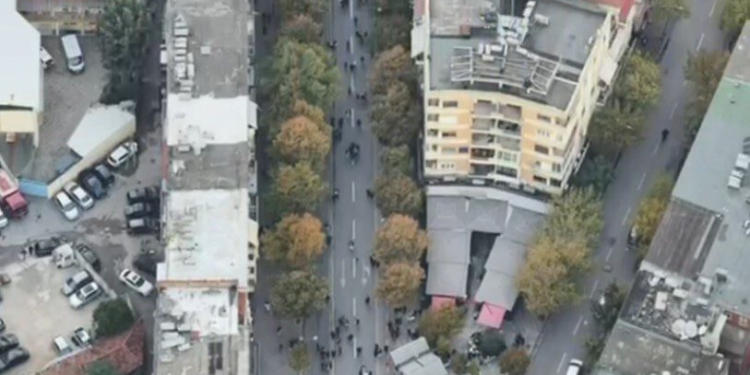 VIDEO/ Pamjet nga lart me dron, pjesëmarrje minimale në protestën te Ministria e Arsimit!