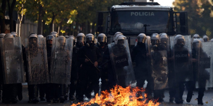 Rama miraton shpërblimin prej 269 mijë lekësh të reja për 2,750 policët që përballen me protestuesit