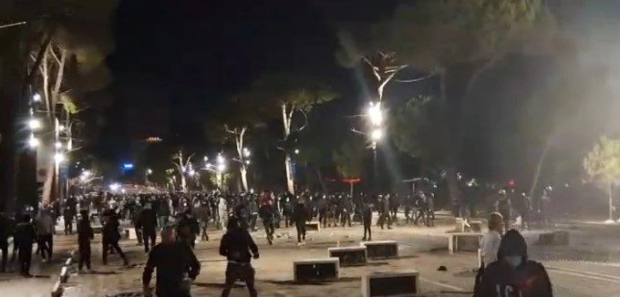 Rëndohet bilanci i dhunës në protestë, shtohet numri i policëve të lënduar! 23 efektivë nën trajtim te Trauma, nën kujdes 5 protestues dhe 1 kalimtar