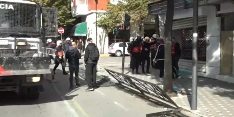 Protestuesit sulmojnë me gurë Ministrinë e Arsimit dhe efektivët, Policia i shpërndan me gaz lotsjellës, nisin dhe shoqërimet!