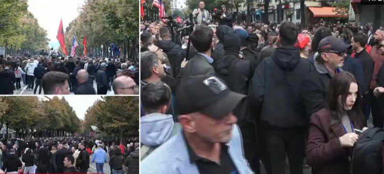 “Si u shite gjithë këto vite, Partia Demokratike?”/ Vijon përplasja mes studentëve e militantëve të PD, pranohen vetëm aktivistët dhe jo deputetët: Opozita jemi ne