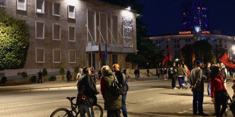 Dita e 17-të e tubimit në Tiranë, protestuesit vendosen para Kryeministrisë, pjesëmarrje e ulët dhe pa tensione!