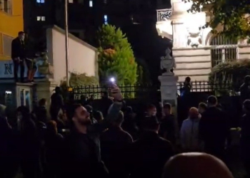 VIDEO/ Dhuna e protestuesve nuk kursen as përfaqësinë e Vatikanit në Tiranë! Ja pamjet kur ngjiten në kangjella dhe sulmojnë