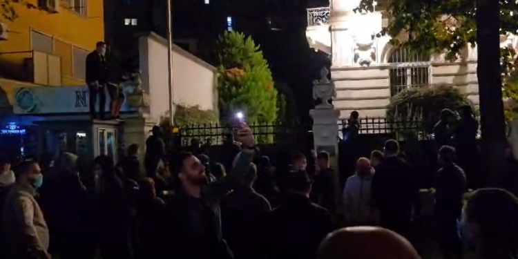 VIDEO/ Dhuna e protestuesve nuk kursen as përfaqësinë e Vatikanit në Tiranë! Ja pamjet kur ngjiten në kangjella dhe sulmojnë