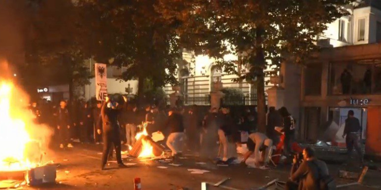 VIDEO/ Protestuesit shkatërrojnë gjithçka në biznese, i vënë zjarrin materialeve në rrugë! Policia në gatishmëri (FOTO)