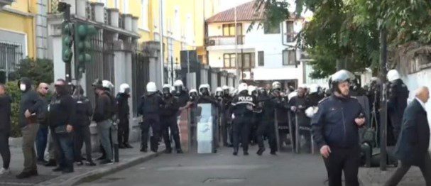 Protesta/ Policia e Shtetit apel prindërve: Këshillojini fëmijët të qëndrojnë larg dhunës, siguria e tyre është përgjegjësi e përbashkët!