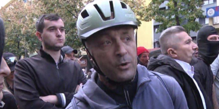 Tensionet mes dy kampeve te Ministria e Arsimit, protestuesi akuzon: PD ka muaj që do të prishë protestën!