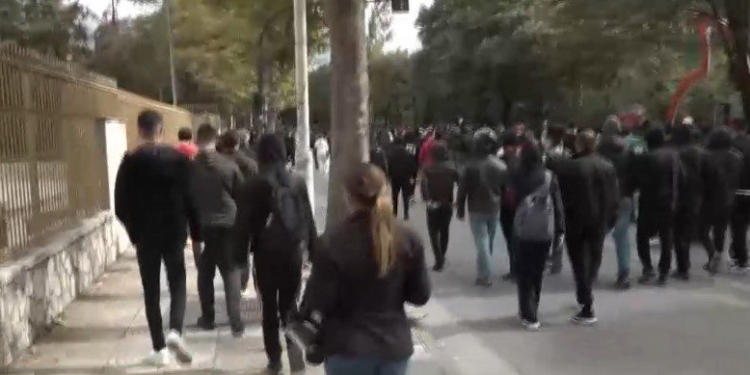 Pas Ministrisë së Arsimit, protestuesit i drejtohen Parlamentit dhe vijojnë shkatërrimet! Shkulin kangjellat, sinjalistikën, sulmojnë dhe Bankën e Shqipërisë