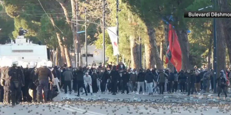 Përplasjet para Kryeministrisë, Policia shoqëron disa persona!