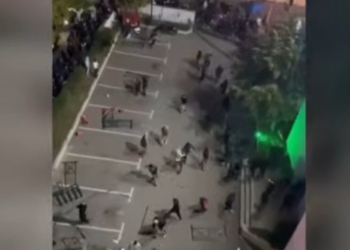 VIDEO/ Momenti kur protestuesit sulmojnë komisariatet nr.2 dhe 3! Hyjnë në territorin e tyre dhe shkatërrojnë, shikoni pamjet
