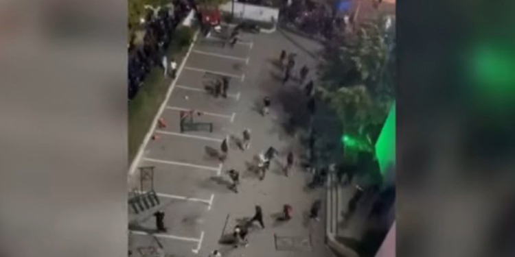 VIDEO/ Momenti kur protestuesit sulmojnë komisariatet nr.2 dhe 3! Hyjnë në territorin e tyre dhe shkatërrojnë, shikoni pamjet
