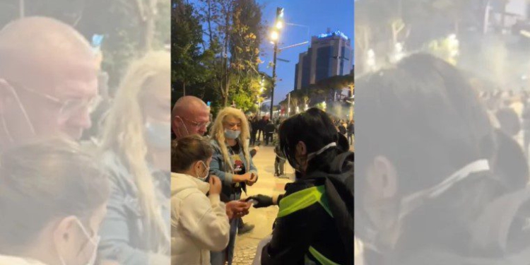 Protestuesit pajisen me ujë fiziologjik dhe alkool për t’u përballur me gazin lotsjellës