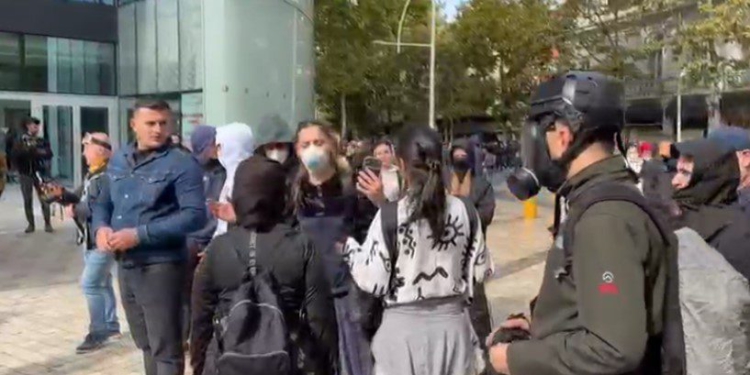“Keni marrë lekë…!”- Protestuesit zihen me njëri-tjetrin në sy të Policisë: Jam vetëm, s’jam me grupimin tuaj!