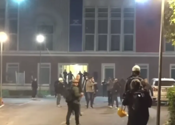 Tensionet në selinë blu, Policia: Na sulmuan me molotovë, përdorëm gaz lotsjellës