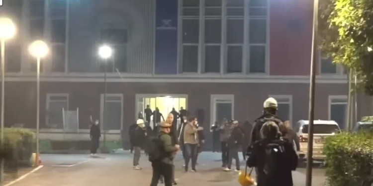 Tensionet në selinë blu, Policia: Na sulmuan me molotovë, përdorëm gaz lotsjellës