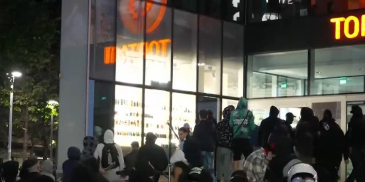 Protesta del jashtë kontrollit, sulmohet edhe qendra tregtare “Toptani”, shkatërrime edhe në biznese të tjera! Policia ndjek agresorët