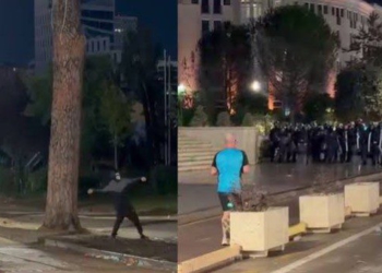Ndodh çudia në Bulevard, qytetari bën vrapimin e mbrëmjes para Kryeministrisë, i pafrikësuar nga gurët dhe molotovët! (VIDEO)