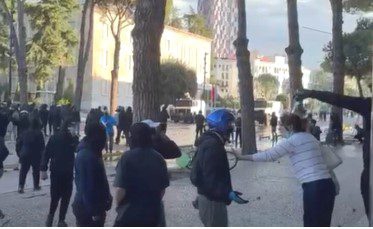 Protestuesi i hedh ujë, gruaja i kthehet: Nuk ia keni dalë në shkollë prandaj vini këtu…!