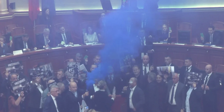 Deputetët e PD hedhin sende drejt Ramës, Kryeministri largohet pas votimit për projektiligjin për BSH