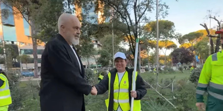 “Disa shkatërrojnë, ne pastrojmë”- Rama takon punonjësit e Bashkisë: Ne vazhdojmë të bëjmë atë që dimë të bëjmë më mirë! (VIDEO)