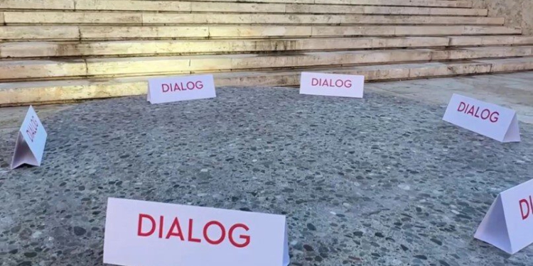 Rama përsërit ftesën për dialog me protestuesit, shtron sofrën e gurtë para Kryeministrisë! (VIDEO)