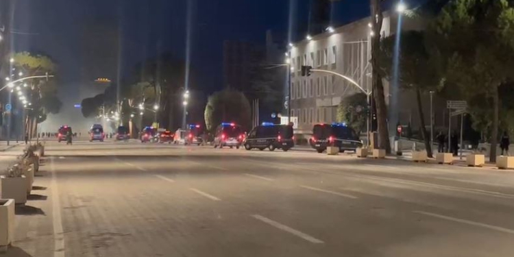 Kaosi nga protesta e dhunshme në Tiranë, RENEA kthehet para Kryeministrisë