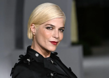 Selma Blair arrestohet në Nju Jork pas një incidenti në avion, dyshohet se kafshoi stjuardesat dhe u përpoq të hapte derën gjatë fluturimit