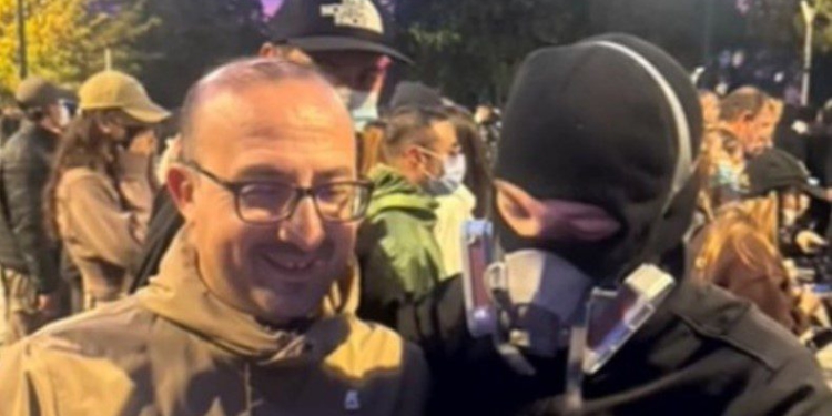 Tirana në kaos e flakë, deputeti i PD shfaqet i qeshur dhe bën “selfie” me protestuesit e maskuar me baklava!