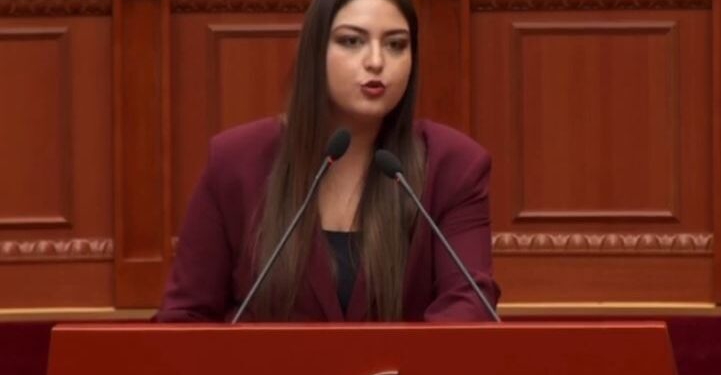 “PD peng e arkitektit të dhunës”- Protestat dhe kaosi në Kuvend, deputetja Mila: Hiqni fashon ta shihni para se të digjni për karrigen e tij!
