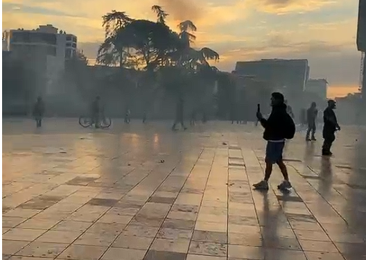 Sheshi “Skënderbej” mbulohet nga gazi lotsjellës!