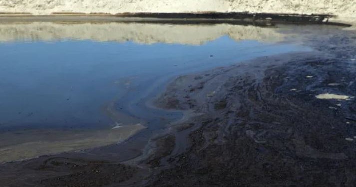 Derdhja e naftës nga cisterna e sulmuar kërcënon impiantet e desalinizimit të Emirateve të Bashkuara Arabe dhe Gjirit